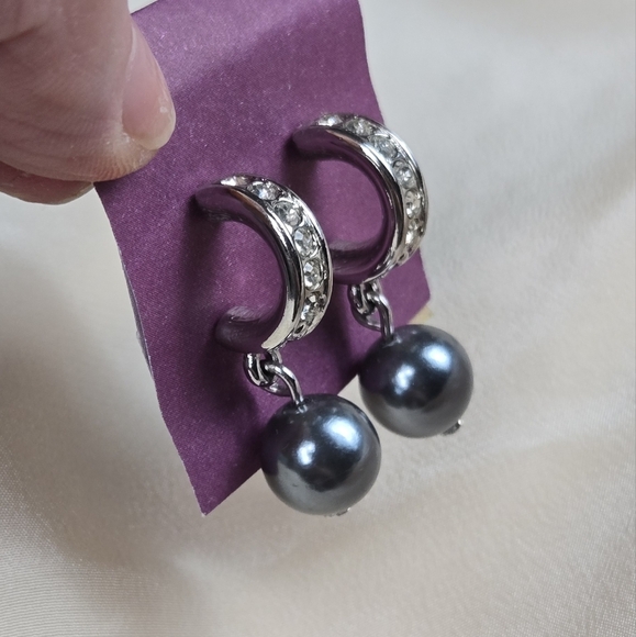 Silver Tone Rhinestones Gray Fuax Pearl Drop Earrings - Picture 13 of 17